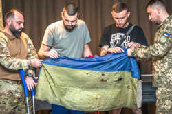 Флаг Украины, который развевался над Азовсталью, передали в киевский музей (ФОТО)