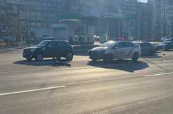 У Києві автомобіль поліцейських протаранив Hyundai