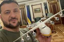 Зеленскому подарили копию самолета АН-225 
