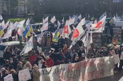 В Киеве протестующие перекрыли Крещатик (ВИДЕО)