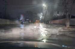 У Києві затопило цілу вулицю: рух транспорту перекрито (Фото)