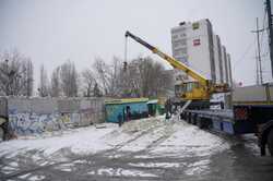 В Киеве демонтируют киоски по приему вторичного сырья (ФОТО)