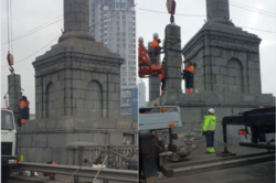 В Киеве на мосту Патона демонтировали гранитную опору (Фото) 