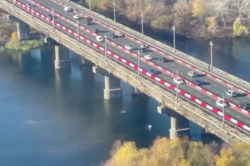 Камни сыпятся в воду: в Киеве показали ужасное состояние моста Патона (Видео) 