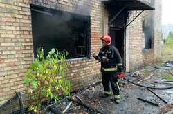В Киеве мусор на заброшенном заводе воспламенился и вызвал пожар (ФОТО)