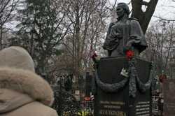 В день рождения Леси Украинки общественные активисты решили десоветизировать ее памятник