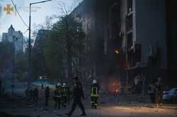 Под завалами обстрелянной многоэтажки в Киеве обнаружили погибшего
