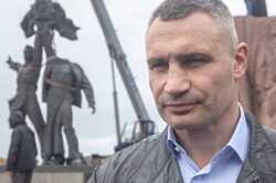 В Киеве демонтируют десятки памятников советских времен, — Кличко
