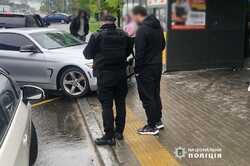 В Киеве BMW въехала в остановку общественного транспорта: подробности аварии