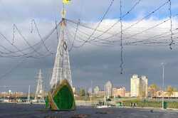 У Києві встановлюють новорічну ялинку: каркас уже готовий (ФОТО)