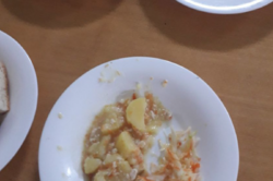 Произошла потасовка. В Киевской школе повара хотели повторно использовать недоеденные котлеты