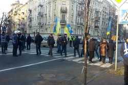 Второй день протестующие перекрывают дорогу в центре Киева