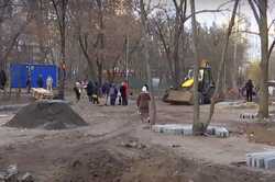 В Киеве из-за протестов приостановили строительство детской площадки