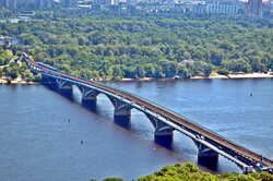 В Киеве сегодня на 6 дней перекроют мост Метро (КАРТА) 