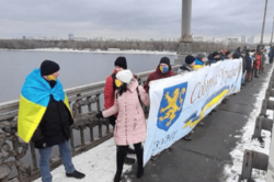 День Соборності: кияни об'єдналися у живий ланцюг на мосту Патона