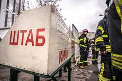 У Києві сталася масштабна пожежа поблизу багатоповерхівки (ФОТО, ВІДЕО)