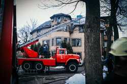 Горела кровля: в Киеве утром тушили пожар в доме престарелых (фото)