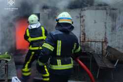 В Киеве произошли пожары на территории предприятия и СТО (ФОТО)
