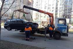 В Киеве убирают брошенные и разбитые автомобили (ФОТО)