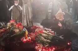 Дедушка собирал хлеб с мемориала жертвам Голодомора при Тищенко