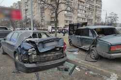 В Киеве нетрезвый водитель протаранил припаркованный автомобиль (ФОТО)