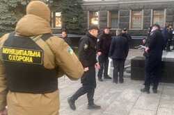 В здании Офиса президента мужчина пытался сжечь себя (ФОТО)