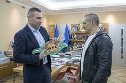 Кличко поздравил Усика с победой и подарил ему чемпионской пояс WBC на удачу