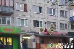 У Києві чоловік не підпускав лікарів та рятувальників до жінки, яка випала з вікна третього поверху