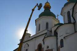 В Киеве на Софийском соборе начали восстанавливать крест, который сорвало ветром (Фото)