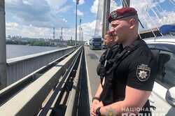 В Киеве двое мужчин хотели покончить с собой: один прыгнул с моста (Видео) 