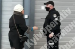 Побився з жінкою в магазині: в Києві покарали поліцейського, який посварився з киянкою через маски