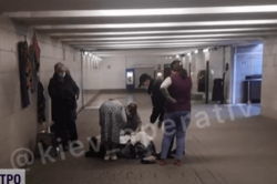 Скорая не успела приехать: в Киеве женщина родила в переходе метро (Фото)