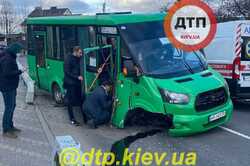 На Софиевской Борщаговке маршрутка влетела в отбойник: сорвало колесо и вылетели окна