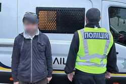 У Києві чоловік посеред вулиці погрожував ножем жінці та дитині: вирок суду