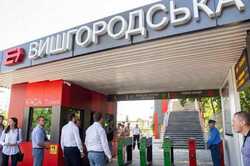 Люди обурюються: на київській станції майже рік не працює ліфт