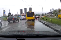 В Киеве водитель маршрутки дерзко объехал пробку по тротуару (ВИДЕО)