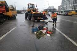 В Киеве после ярмарок оставили кучу мусора (ФОТО)