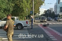 У Києві сталася аварія за участю скутера та легковика: є постраждалий