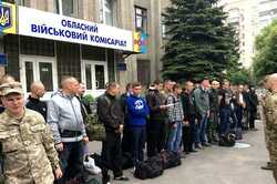 Зеленского просят запретить раздавать повестки на улицах, блокпостах и заправках 