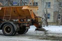 Проблеми з сіллю: взимку дороги у Києві посипатимуть різними реагентами