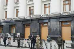 В Киеве установят новые двери в Офисе Президента перед новой акцией за Стерненко (Фото) 