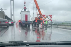 Стоит весь проспект Бажана: в Киеве перед Южным мостом образовалась огромная пробка (Видео) 