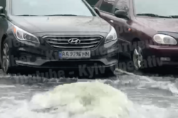 В одном из районов Киева  прорвало трубу: огромный 