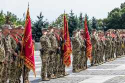 В Киеве впервые в истории ВСУ вручили боевые знамена бригадам терробороны (ВИДЕО)