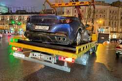 В Киеве на Льва Толстого эвакуатор забрал элитную Ferrari (Фото) 
