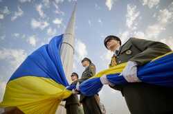 В Киеве торжественно подняли самый большой флаг Украины (ВИДЕО)