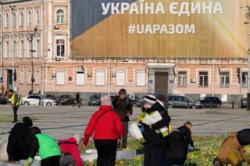 На Софиевской площади выложили герб из 1,5 миллионов живых цветов