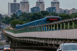 Частини мосту Метро у Києві почали валитися під ногами