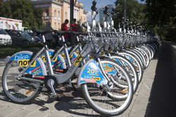 В Киеве на Троещине запретили парковку велосипедов BikeNow: причина 
