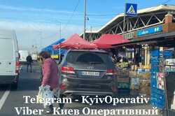 В Киеве на Лесной торговцы поставили палатки на пешеходном переходе (Фото) 